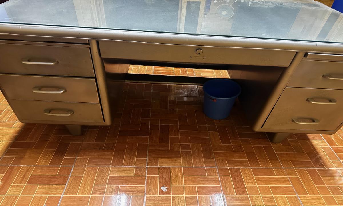 VENDO ESCRITORIO METALICO BUENAS CONDICIONES